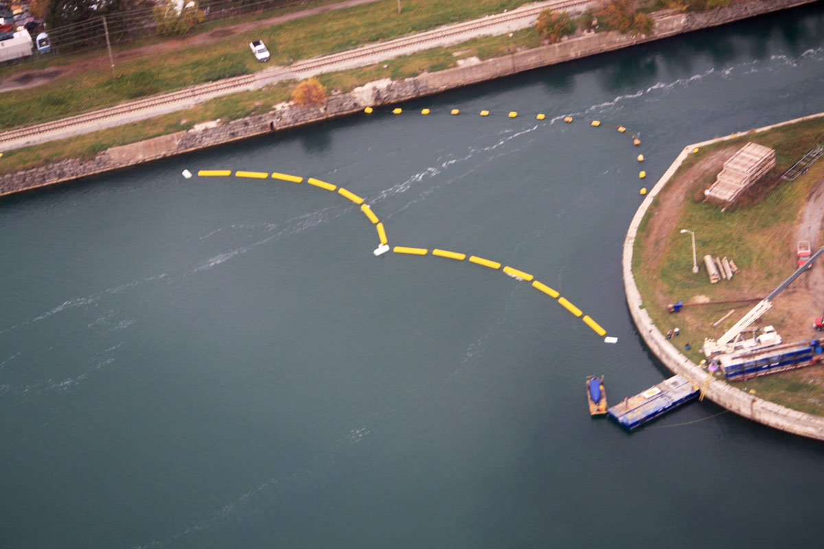 Ice Boom in Port Colborne Geniglace